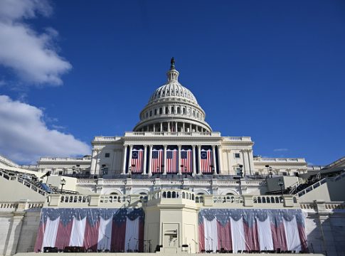 En raison des conditions météorologiques la cérémonie d'investiture du président américain est déplacée à l'intérieur du Capitole
