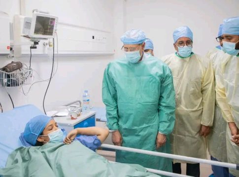 Nouakchott : Ghazouani inspecte l'état de santé d'une jeune fille ayant subi une greffe de rein