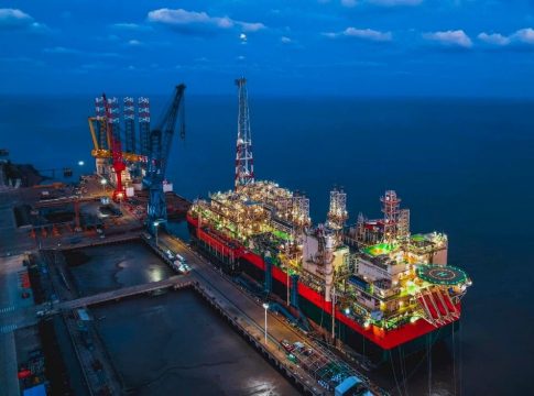 Départ de la plate-forme de déchargement et de production de gaz pour le grand champ d'Ahmeyim