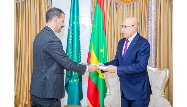 Palais présidentiel de Nouakchott : Le Président de la République reçoit le rapport annuel de la HAPA au lors d’une audience accordée à son président