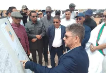 Le ministre de l'équipement et du transport inspecte la route entre Boumedeid et Tidjikja