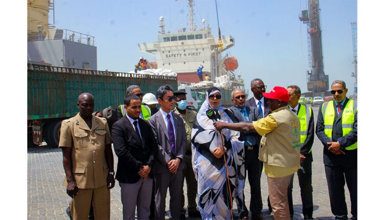 La Commissaire à la Sécurité alimentaire supervise à Nouakchott une cérémonie de don de riz offert par le Japon
