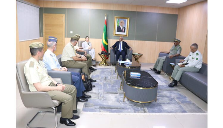 Nouakchott : Le ministre de la défense discute avec le directeur du centre supérieur DISEDEN des relations de coopération pour renforcer d’avantage leurs intérêt en communs