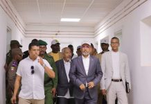Oualata : Le commissaire général de TAAZOUR inaugure des institutions de service et lance un programme de distribution d'argent