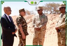 Rencontre militaire mauritano-algérienne pour évaluer la situation sécuritaire et renforcer la coordination frontalière.