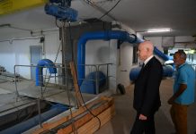 Après des spéculations concernant sa maladie, Saïd effectue une visite nocturne pour inspecter des installations d’eau