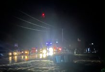 Les inondations bloquent la circulation sur la route de l’espoir près de Ghayra et emportent une voiture avec ses passagers sans faire de victimes