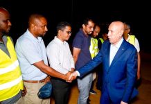 Après environ 72 heures de coupure d’électricité, Ghazouani inspecte la station de transformation à Nouakchott Ouest